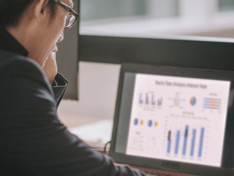 Man looking at a screen displaying operational performance stats, visualizing real‑time data and insights for smarter decision making in logistics.