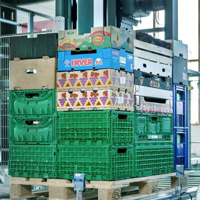 Stacked pallet loaded with dry food products in a distribution center, emphasizing safe storage, efficient pallet handling, and streamlined grocery logistics for high‑volume fulfillment.
