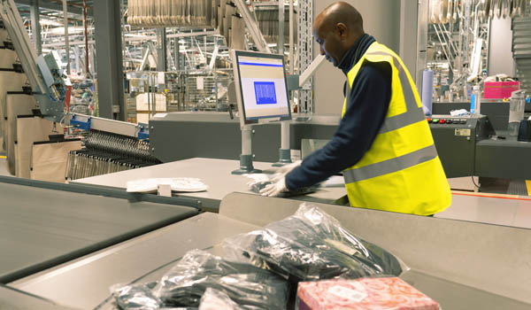 automated warehouse workflow showing high speed conveyors shuttles and robotic systems coordinating dynamic material flow to increase throughput and support fast omnichannel fulfillment.