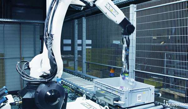 warehouse operators and autonomous technologies working together in a real time picking and sorting process demonstrating flexible task allocation and continuous operational optimization.