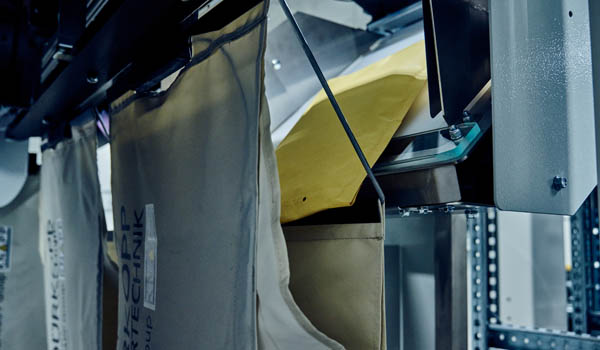 dynamic sequencing process inside a distribution center with pockets totes and smart routing systems ensuring precise order release timing and efficient handling during peak demand.