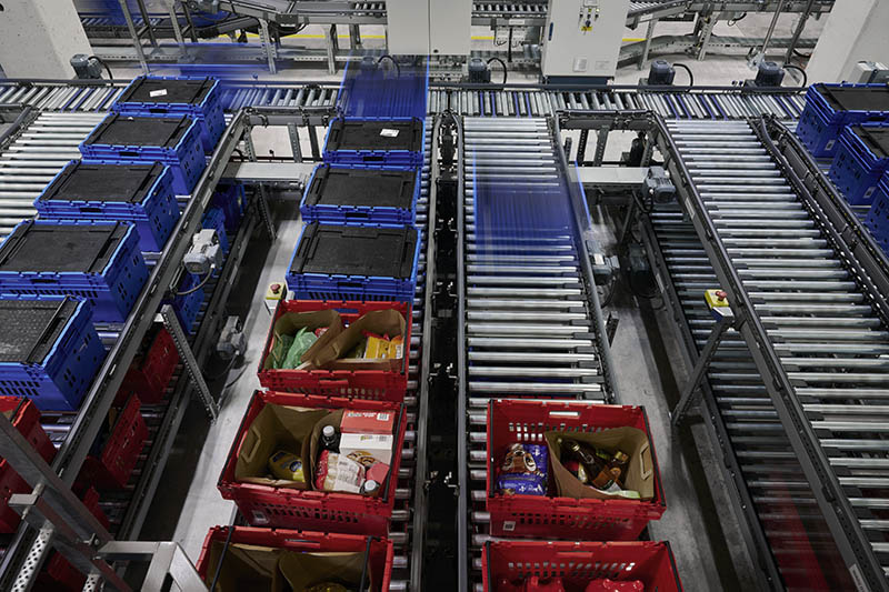 Order containers with items from different temperature zones are sequenced by order and delivery route in the shipping area. Consumers receive high quality goods at exactly the right time thanks to the system’s superior picking performance.