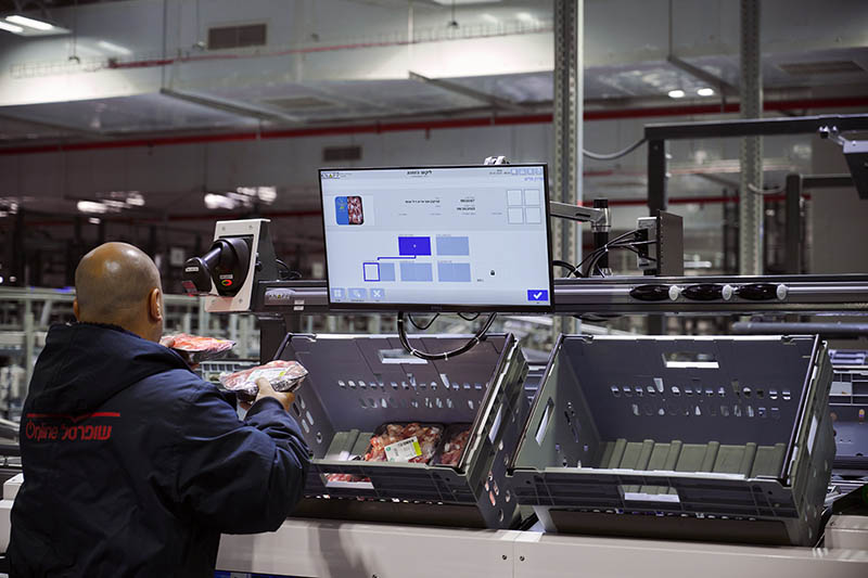 he shuttle system buffers orders, so goods from all temperature zones arrive at picking stations in the right sequence at the right time. Algorithms optimize the workload at manual picking stations, keeping picking performance high. What previously took an hour now takes only minutes.