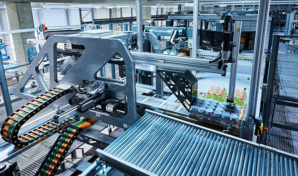 Image illustrating palletizing challenges where most systems cannot account for case‑handling characteristics, failing to differentiate between crushable and non‑crushable items and causing unstable loads, higher transportation costs from poor density, and inefficiencies when building store‑friendly pallets or managing out‑of‑stocks.