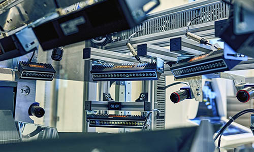 central belt scan system capturing high‑speed barcode and label data to improve traceability, accuracy, and throughput in automated warehouse and distribution workflows.