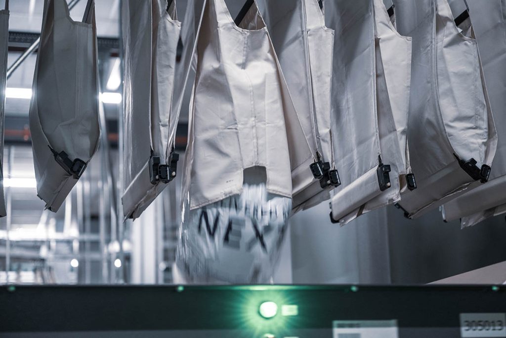 Image of a pocket in an automated pocket sorter system, highlighting how individual pockets securely transport and sequence items to improve accuracy, efficiency, and overall flow in customer order fulfillment.