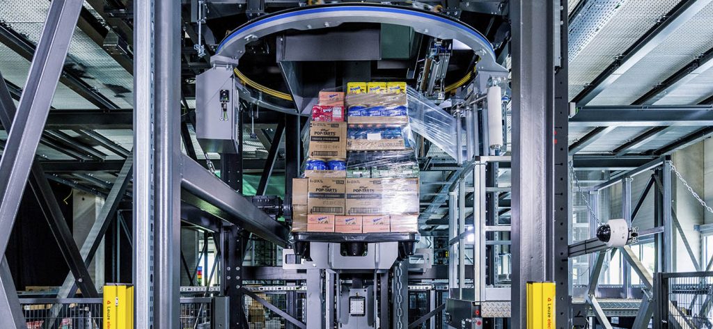automated pallet wrapping process securing mixed‑case loads to improve stability, protect products, and support flexible, cost‑efficient distribution in omnichannel fulfillment environments.