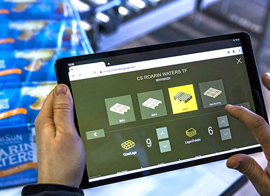 Runpick software displayed on a tablet, providing real‑time palletizing intelligence that guides item sequencing, improves accuracy, and streamlines mixed‑case order fulfillment workflows.