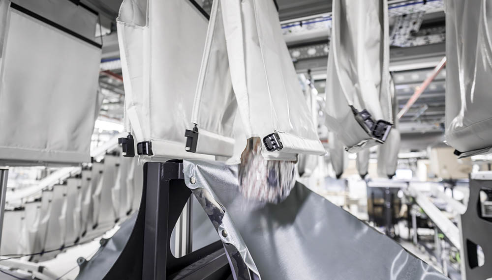 Graphic featuring KNAPP pocket sorter technology, illustrating how rising cost pressures and shrinking retail margins can be reduced by using automated pocket systems to improve efficiency and lower fulfillment expenses.