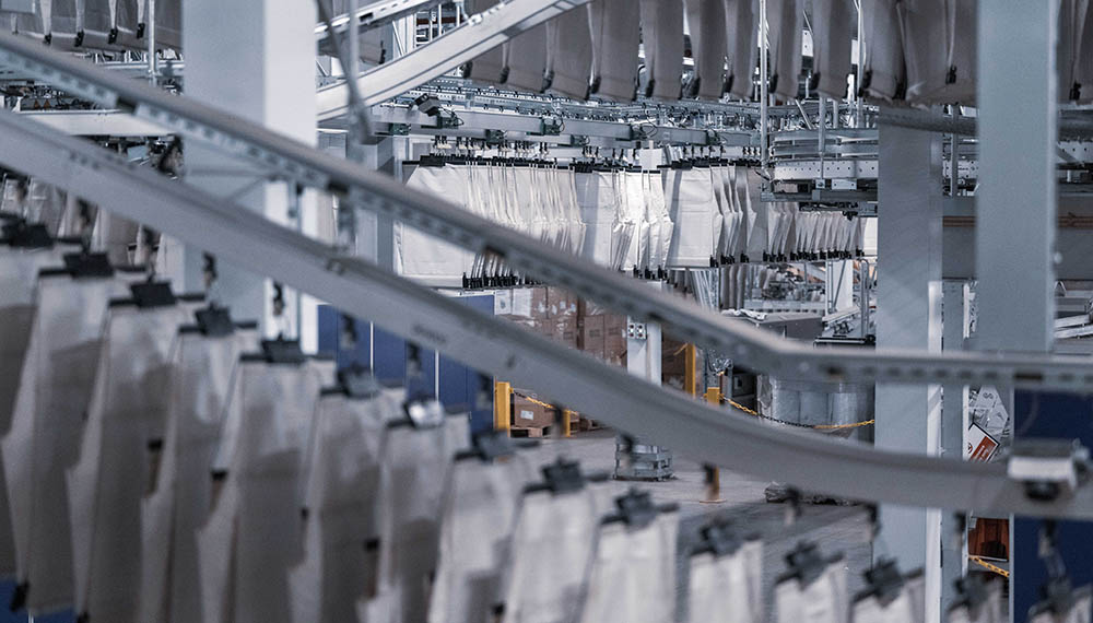 Automated pocket sorter system transporting items efficiently, illustrating how difficult labor markets and worker retention challenges drive the need for flexible, low‑touch fulfillment solutions using KNAPP pocket technology.