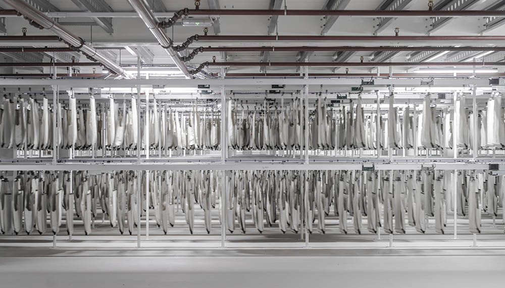 Automated pocket sorter system transporting items efficiently, illustrating how traditional putwalls can be too time‑ and resource‑intensive compared to scalable, low‑touch pocket‑based fulfillment.