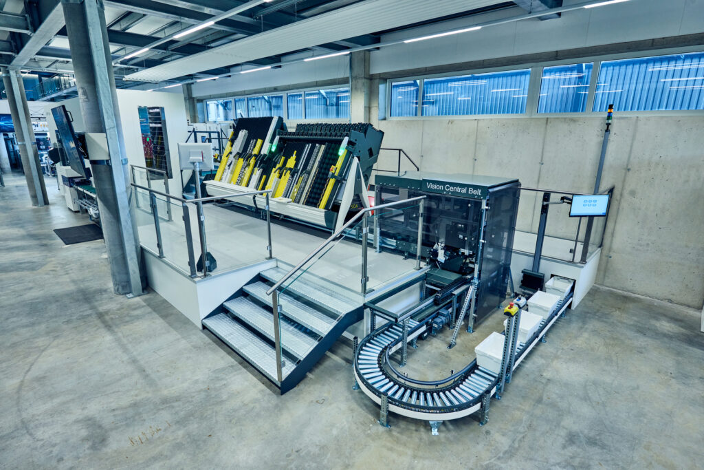 KNAPP central belt system transporting totes and cartons along a continuous conveyor line, demonstrating smooth, energy‑efficient movement, consistent throughput, and reliable integration within automated material‑handling workflows.