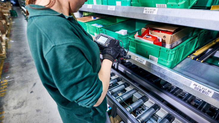 KNAPP paperless picking system guiding warehouse employees through digital instructions and real‑time confirmations, improving accuracy, speeding order fulfillment, and reducing reliance on printed documents within automated intralogistics workflows.