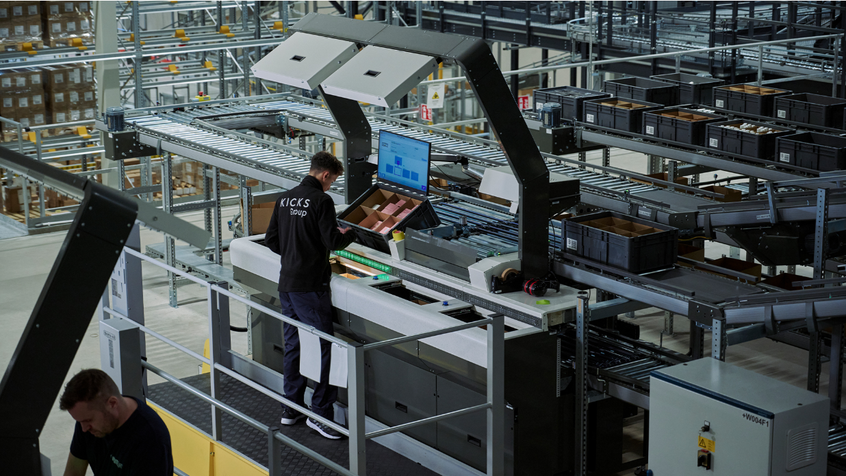 KNAPP KICKS case study image showcasing how advanced automation, intelligent software, and streamlined fulfillment processes help the beauty and cosmetics retailer improve accuracy, increase efficiency, and deliver a faster, more reliable customer experience.