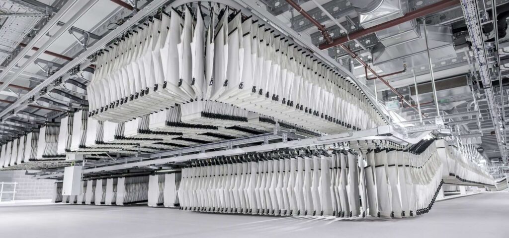 KNAPP pocket system image showing advanced hanging and flat item handling technology designed to optimize sorting, sequencing, and order fulfillment with high accuracy and flexible, scalable performance across diverse industries.