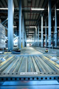 The conveyor system is the main artery of an intralogistics system and therefore the foundation for efficient processes. Powerline fulfills all logistics functions from conveying, transferring, and diverting, to zero pressure accumulation.