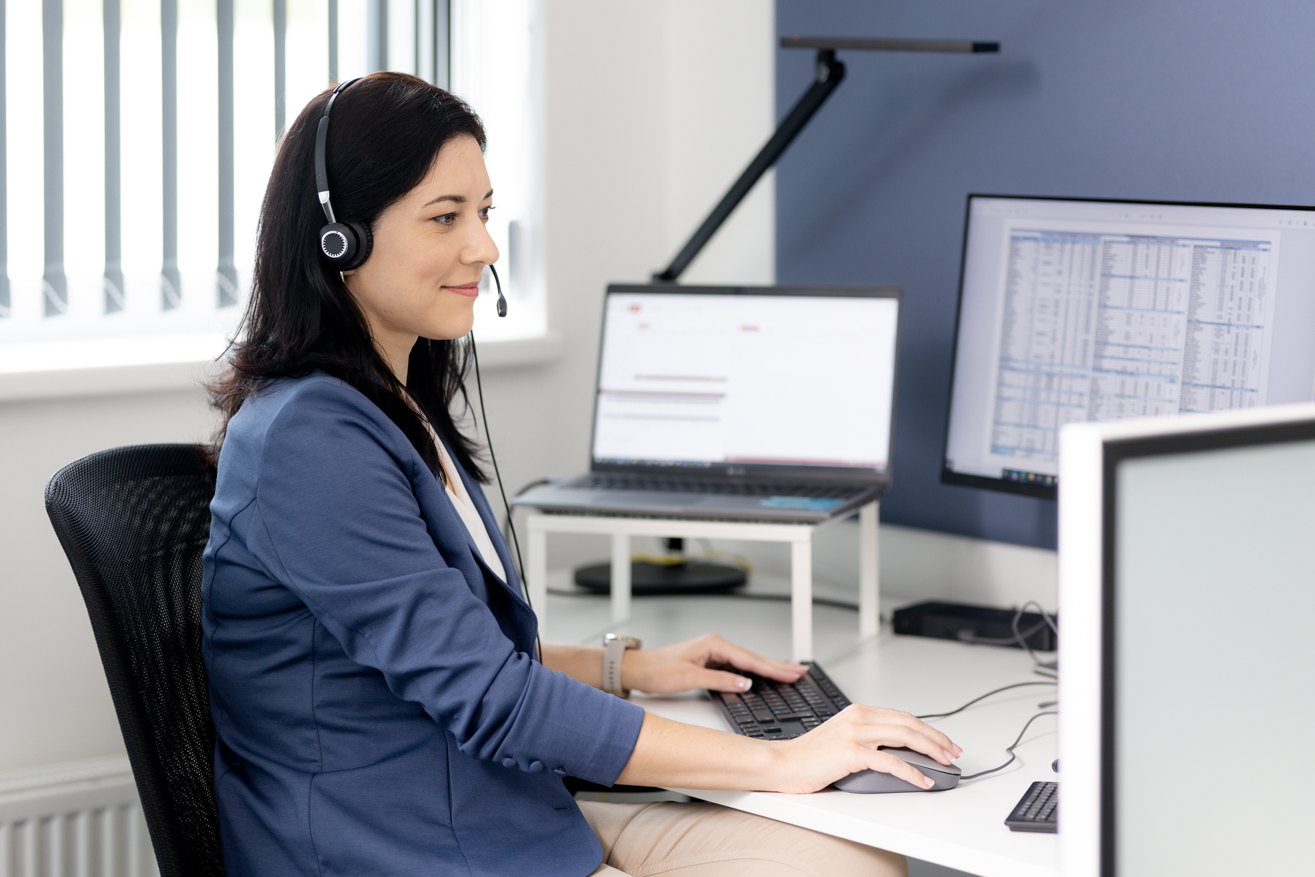 knapp service desk team member providing centralized technical support, coordinating issue resolution, and monitoring warehouse automation systems to ensure responsive and reliable customer assistance.