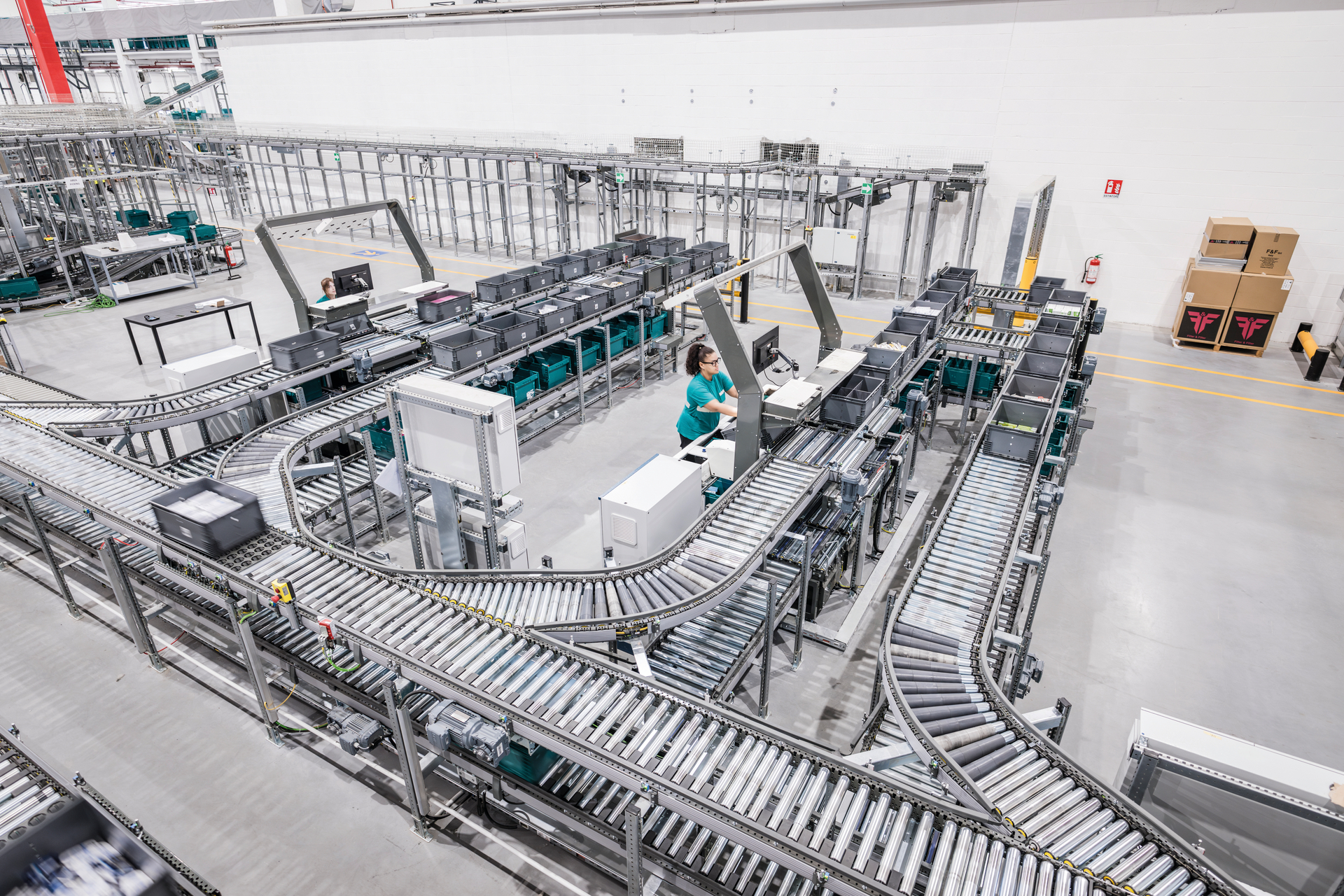 Hippocrates pharmaceutical distribution center featuring KNAPP automation that enhances order accuracy, ensures secure handling of medical products, and delivers efficient, reliable logistics performance for the healthcare supply chain.