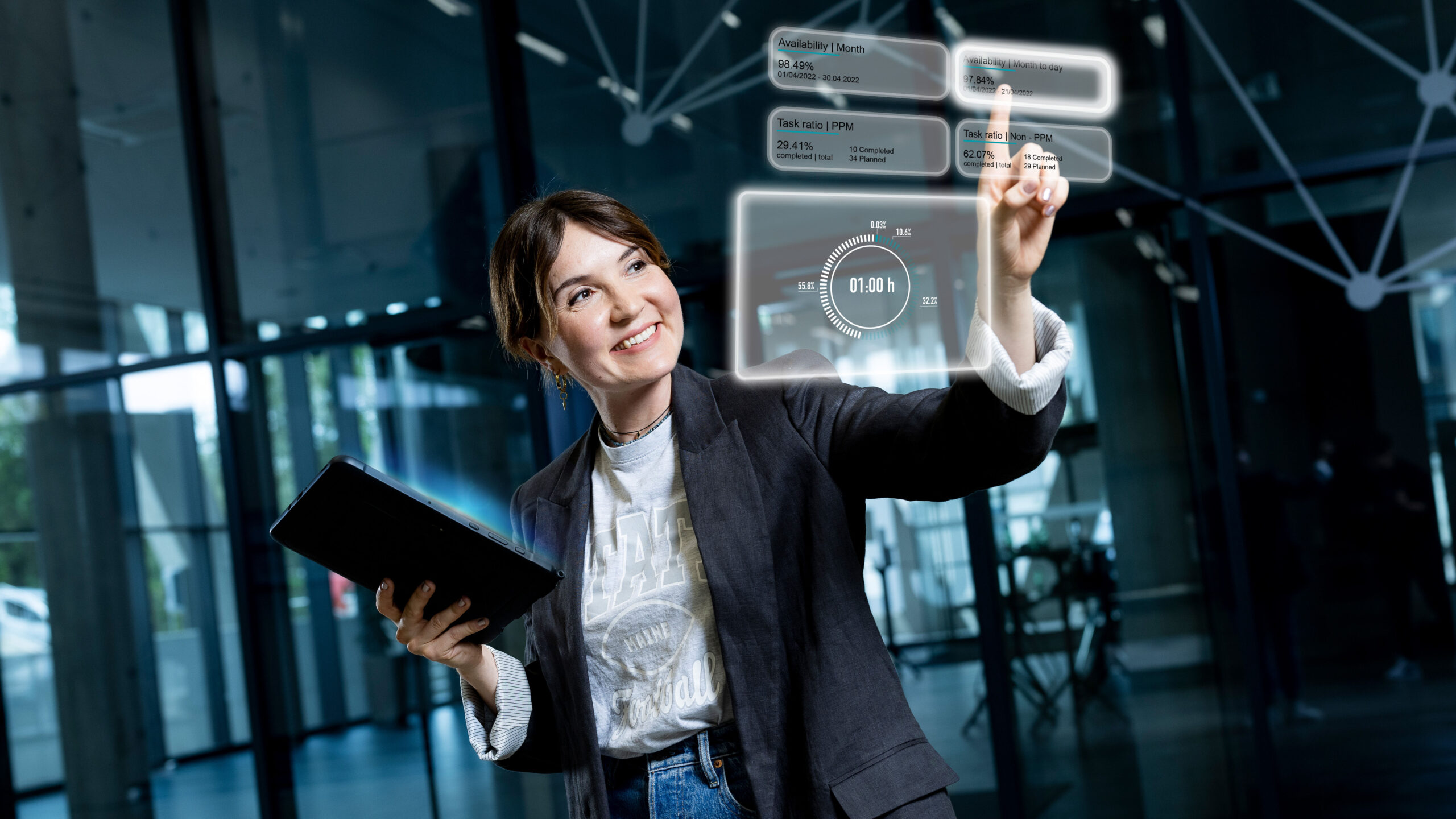 Customer service specialist using KNAPP technology and data insights to support a data‑driven service strategy