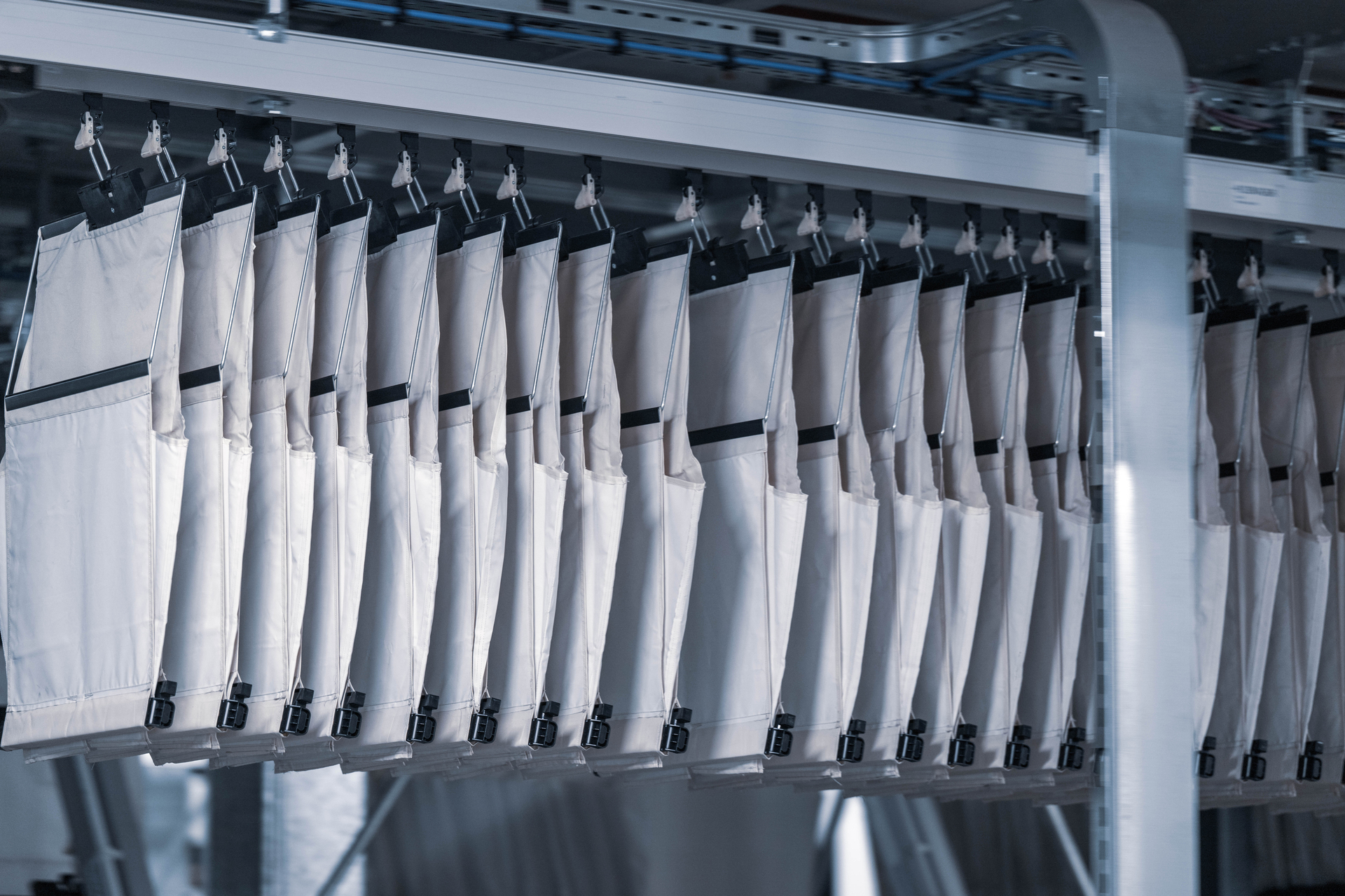 KNAPP case study image featuring automated pocket sorter technology, highlighting dynamic storage pockets used for efficient order sequencing, consolidation, and high‑performance fulfillment operations.