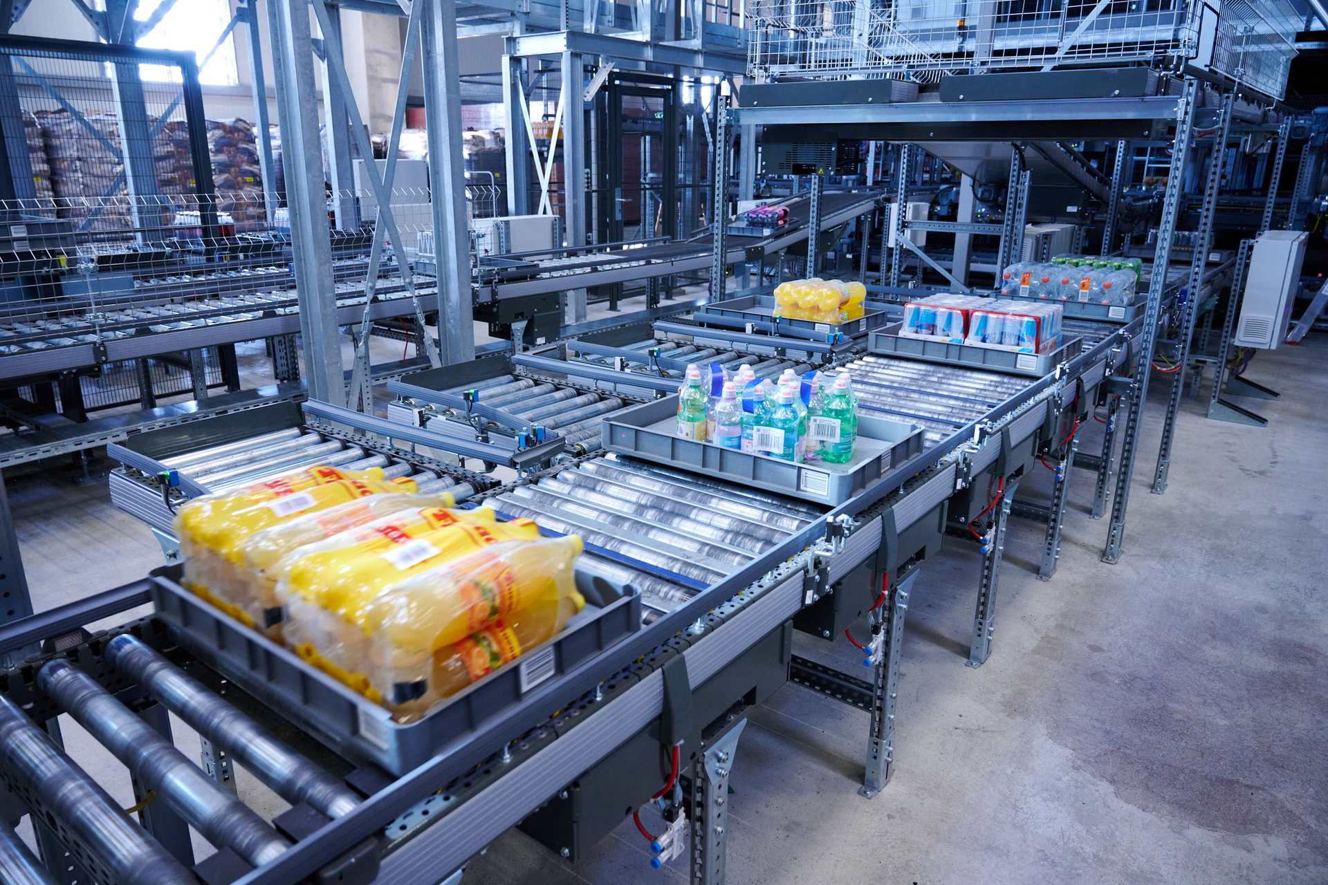Automated conveyor technology supporting high-volume grocery distribution for SPAR, enabling reliable material flow, consistent product handling, and streamlined warehouse operations powered by KNAPP automation.
