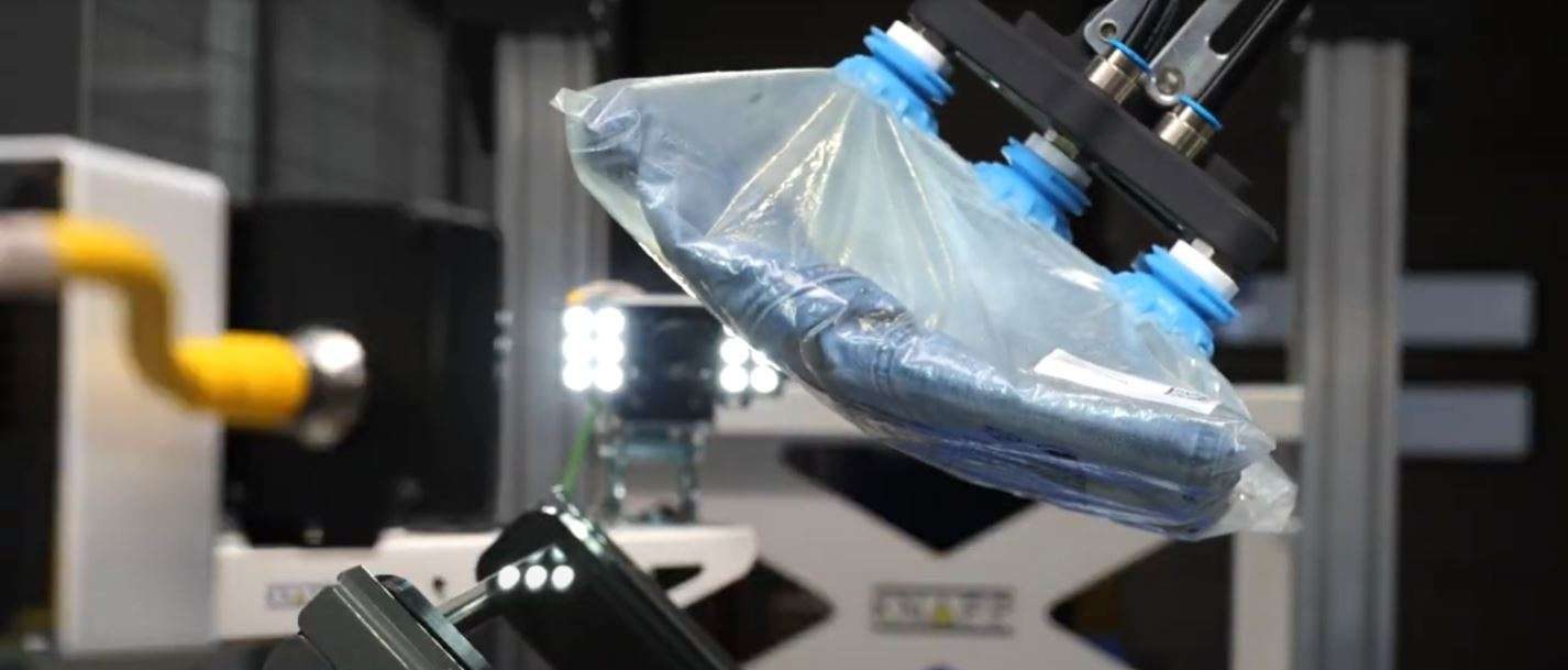 Pick-it-Easy Robot from KNAPP supports low-touch and dynamic processes such as dynamic induction, returns handling, storage, picking, packing, pocket-into-packing sorting.