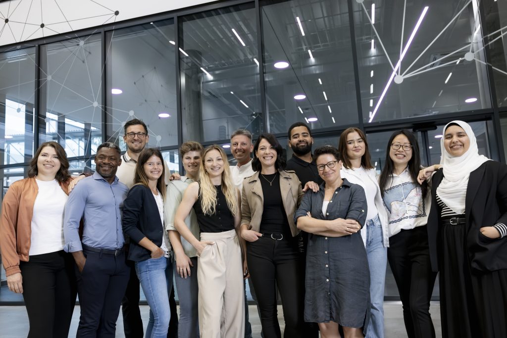 Group of KNAPP employees supporting an inclusive workplace culture and driving innovation through teamwork and diverse perspectives.