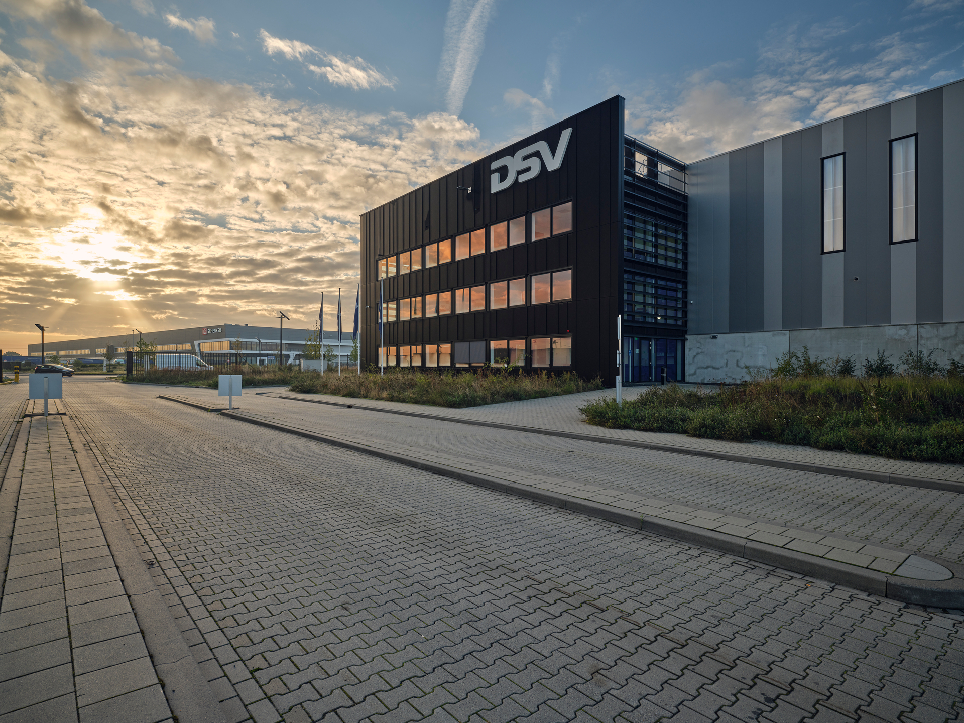 As the fastest growing third-party logistics provider in the north of Europe, the company has transformed an existing 60,000 m² (645,835 ft²) warehouse in Venlo in the Netherlands into a modern omnichannel distribution center.